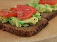 Бутерброд с авокадо и помидором